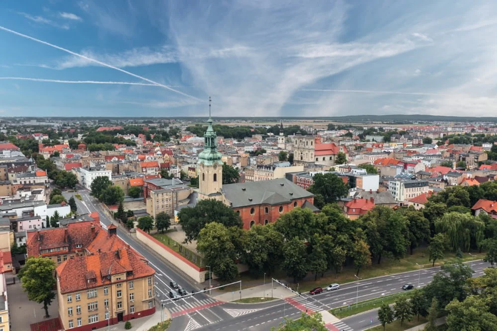 WAdobeStock_897536381 Panorama zabytkowego miasta na Mazowszu z lotu ptaka – widok na wieżę kościoła i czerwone dachy zabudowań
